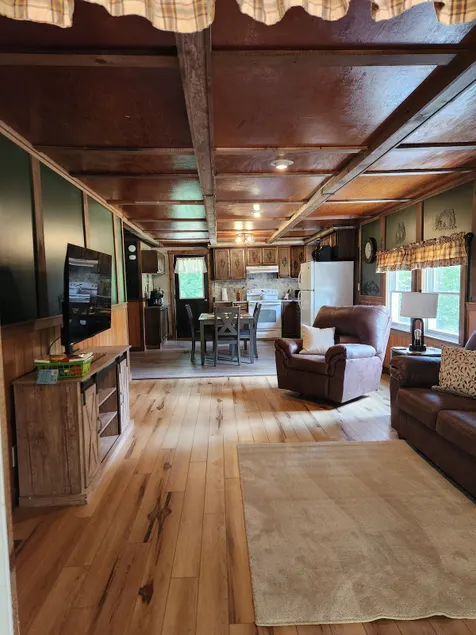 Pine Creek Airbnb - Image 1