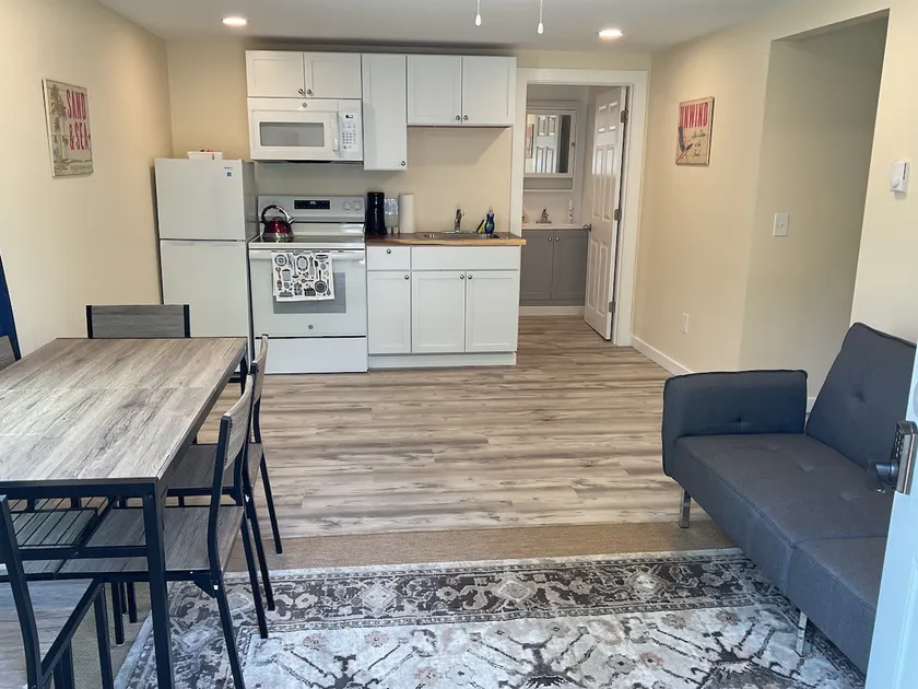 Charming 2BR/1Bath Apt w/Full Kitchen in Ellsworth - Image 1