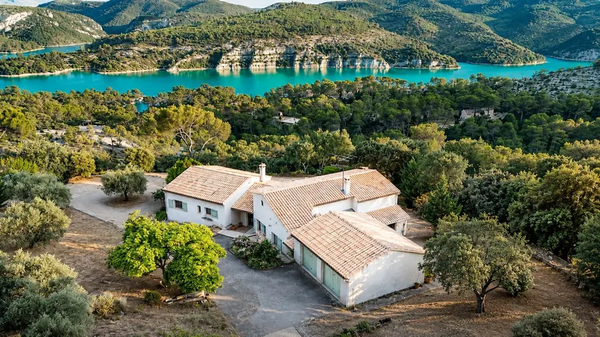 T1 charming classified *** on the ground floor of villa with garden and swimming pool, private lake access - Image 1