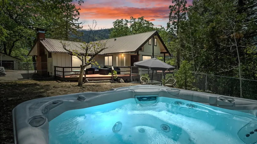 The Family Nest | Fire Pit + BBQ | Hot Tub - Image 1