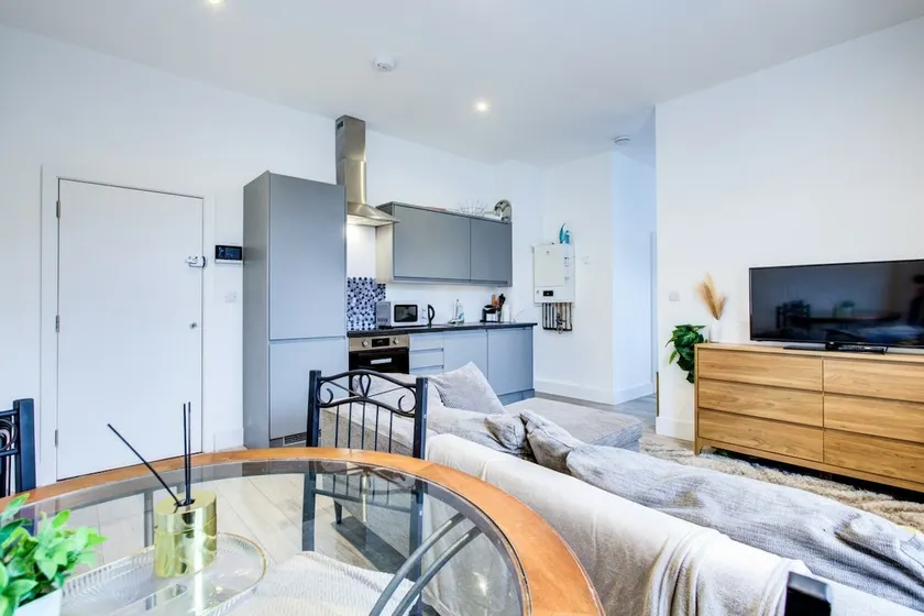 XL Modern Studio Flat In Kent - Image 1