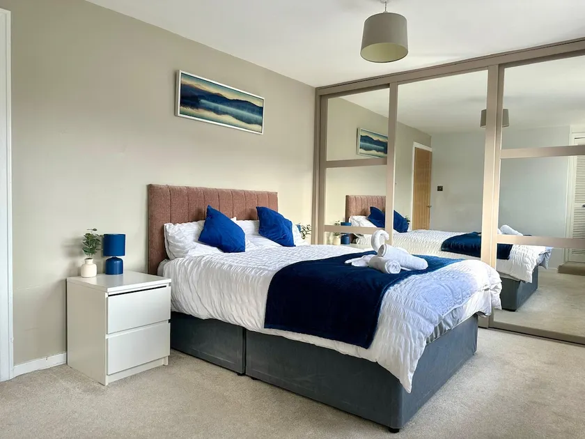 4Bed 2Bath Luxe + Home Cinema - Image 1