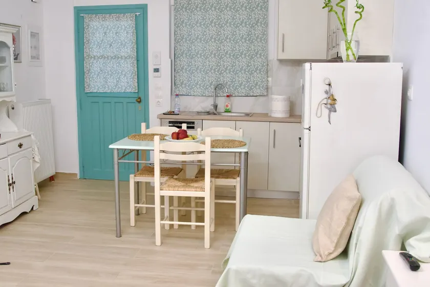 Comfortable studio in Gerakas - Image 1