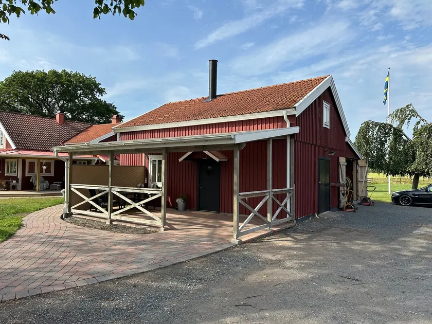 A small house in the countryside - Image 1