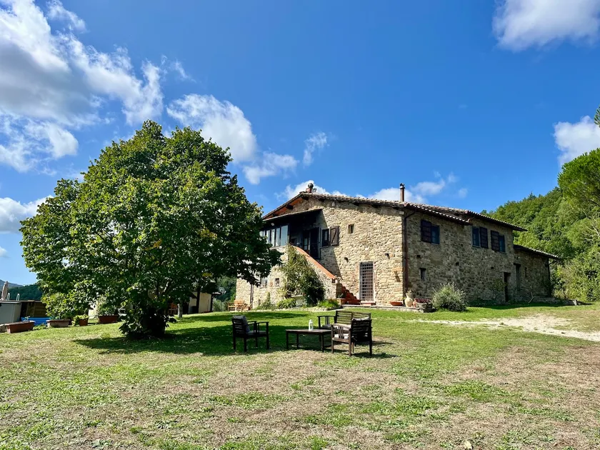 Farmhouse in the hills surrounded by greenery with a swimming pool - Image 1
