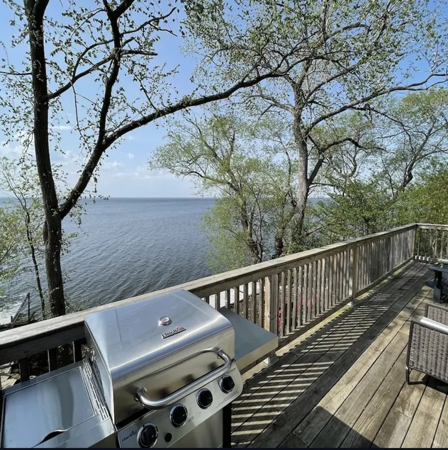 Secluded Lake House Retreat - Image 1