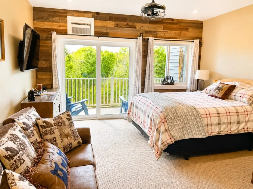 River & Loon view studio | balcony, pool & hot tub - Image 1