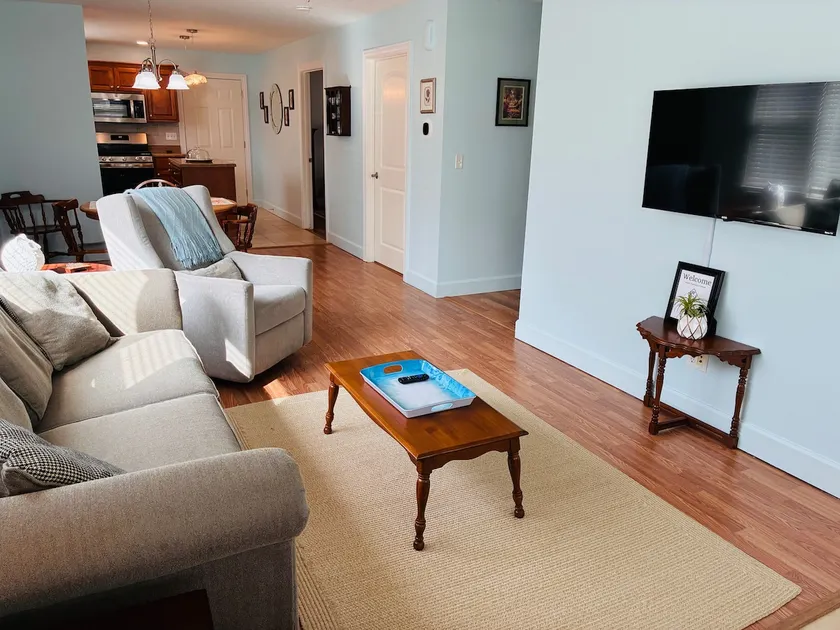 Quiet and cozy two bedroom and one bath cottage. - Image 1