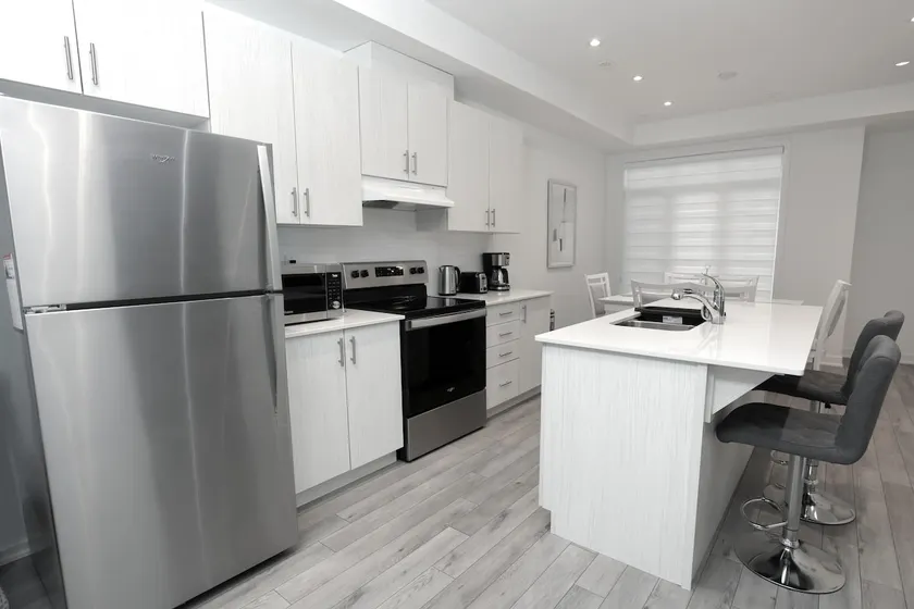 Townhouse in Whitby (no basemnt) - Image 1