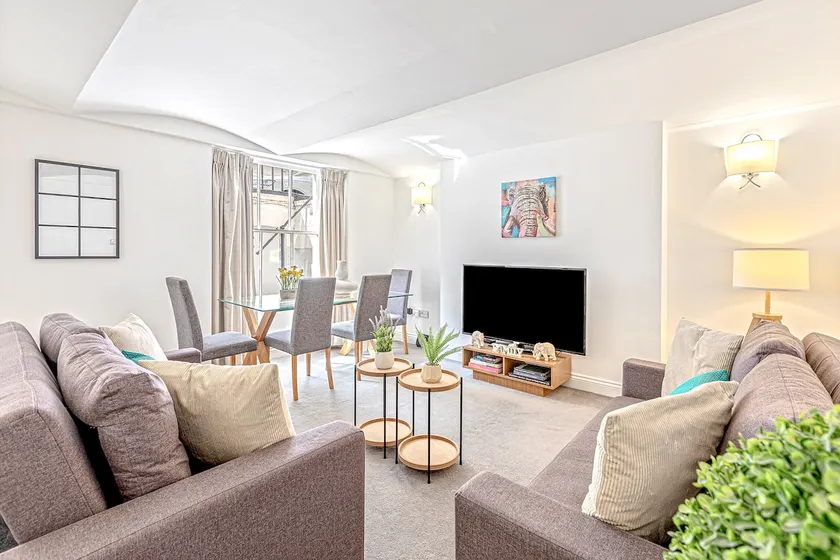 Central London | Walk to Tube | Safe | Sleeps 7 - Image 1
