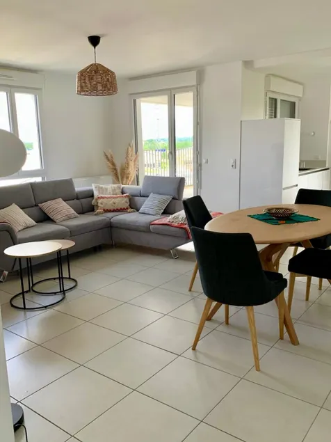 Charming two-room apartment with balcony and parking 100 m from the tram - Image 1
