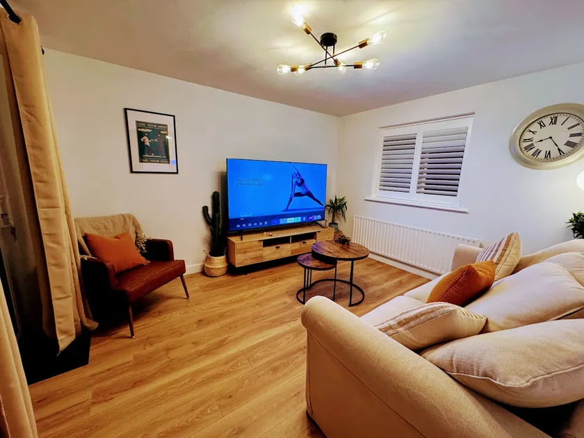 Sleek, smart, and steps from Historic High Street - Image 1