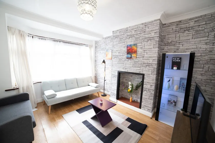 3 Bed House With BBQ + Pet Friendly - Image 1