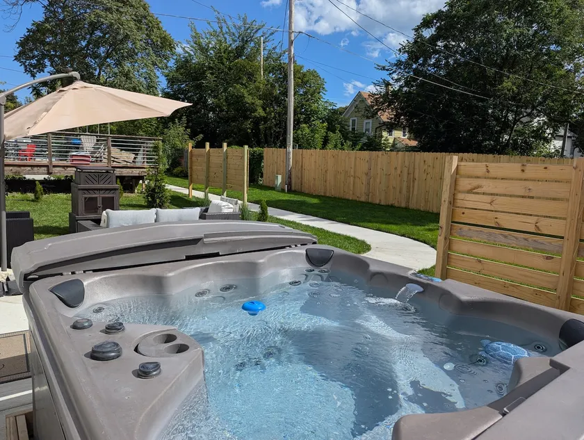 MKE Group Retreat: Hot Tub, Gazebo, Chefs Kitchen - Image 1