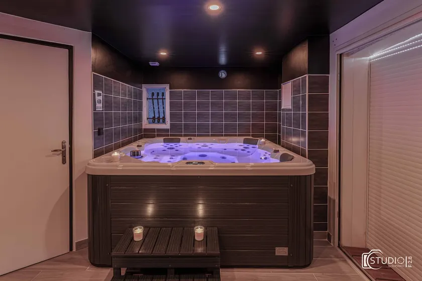 Villa sleeps 10/Private indoor hot tub - Image 1