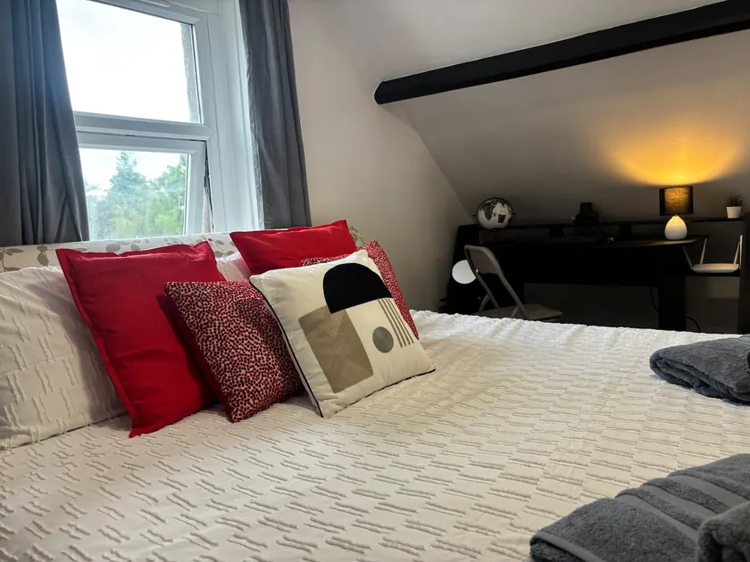 The Victorian Loft - Sleeps 4 -Parking & WIFI - Image 1