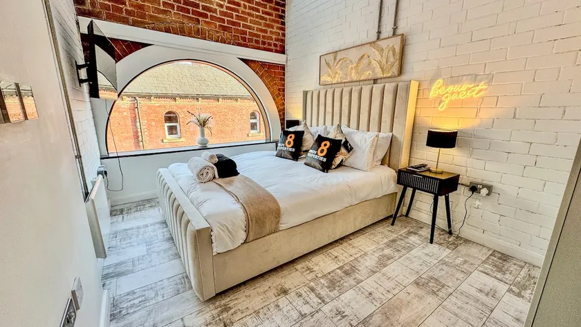 Luxury Leeds City Centre 1-Bed Sleeps 3 by Canal - Image 1