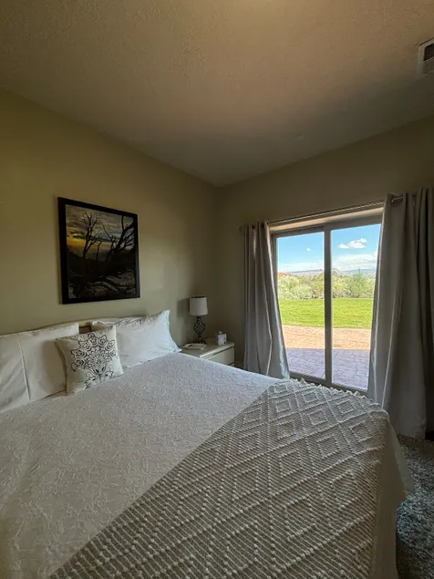 Private Leeds Suite | Red Rock Views - Image 1