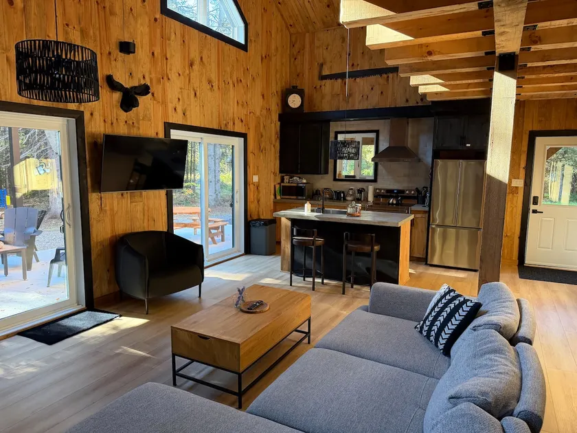 Le Pin Rouge Cozy Chalet with Hot Tub - Image 1