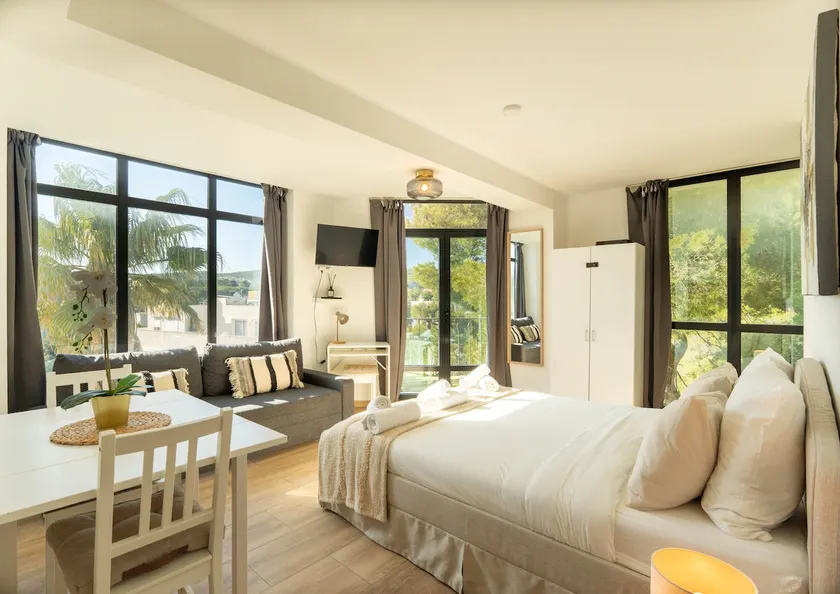 Adriana 202 • Beaches & restaurants within walking distance - Image 1