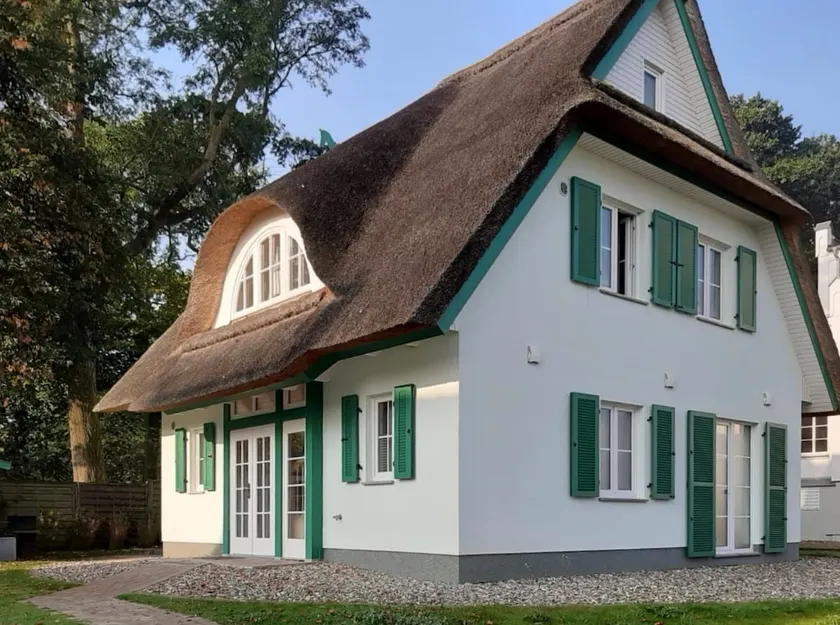 Traditional reed house directly on the sea - Image 1