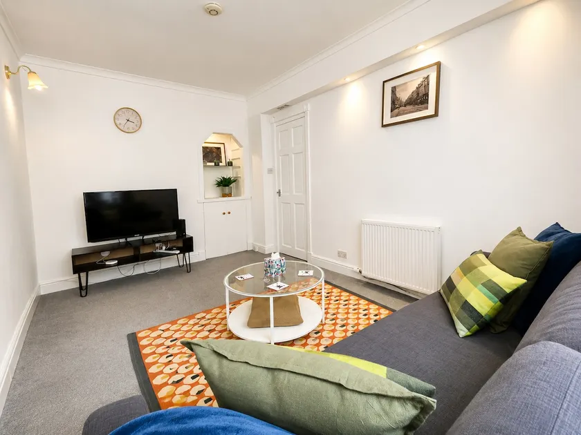 High Street Hideaway - Image 1