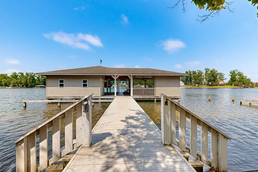 3BR house w/boathouse, dock, deck & screened porch - Image 1