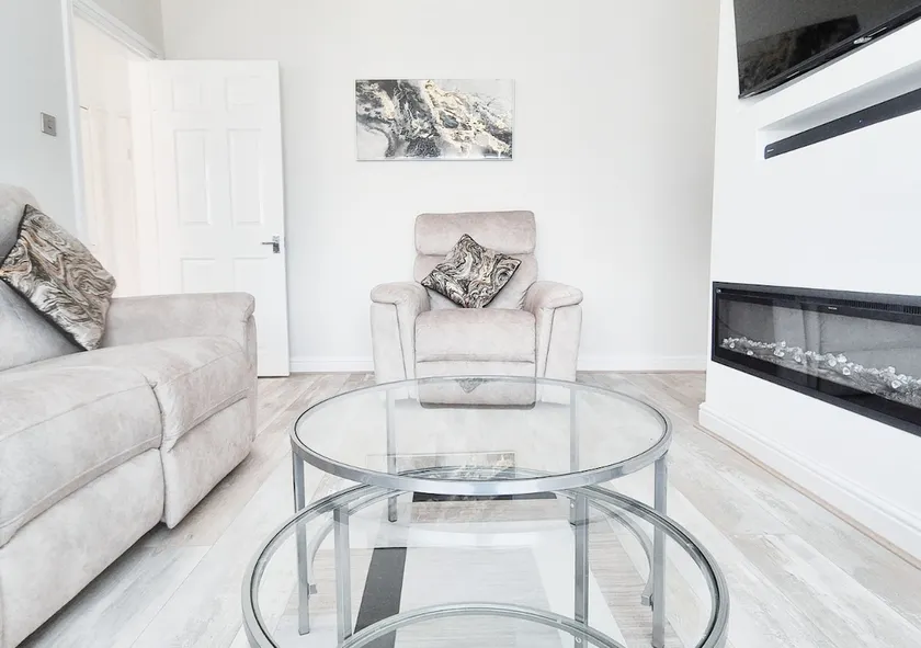 Cosy 2BR House on Quiet Street nr City Hospital - Image 1