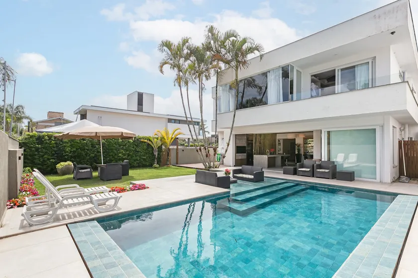 Noah House: Luxury with Heated Pool and up to 24 Guests. - Image 1