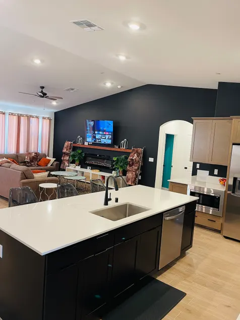 Dazzling! cozy newly-built, spacious home - Image 1