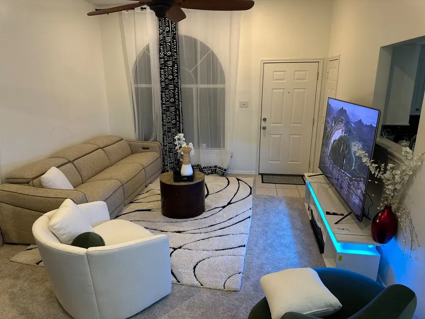 Stylish Retreat with AfricanTouch–Warm&Unique Stay - Image 1