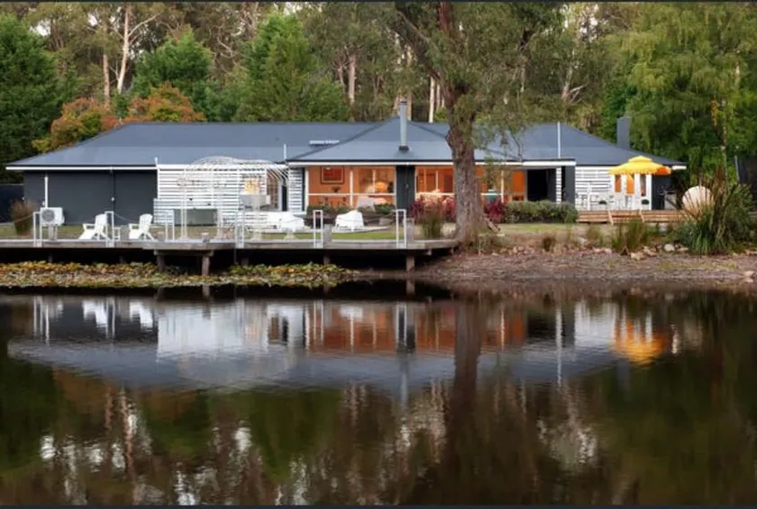 The Pond House Trentham - Image 1