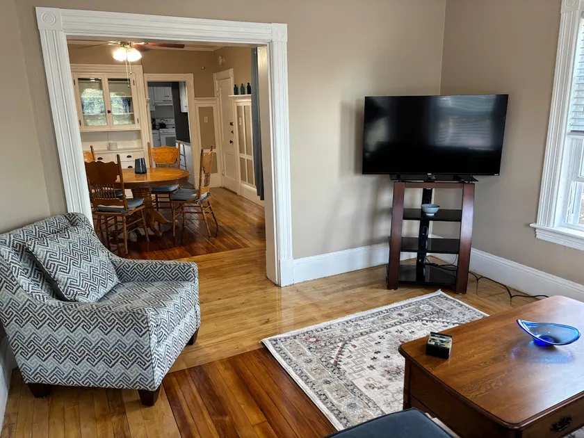 Comfy Entire 2bdrm apt 3rd floor - Image 1