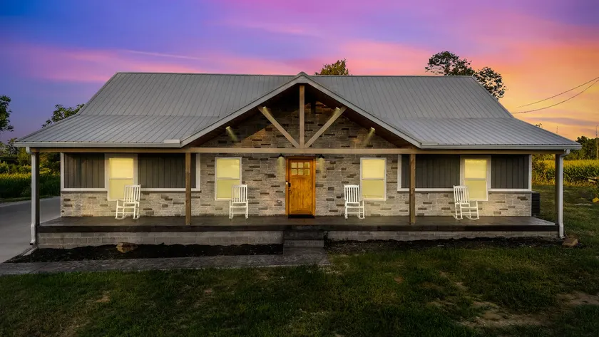 Luxury Lakehouse at rough river - Image 1