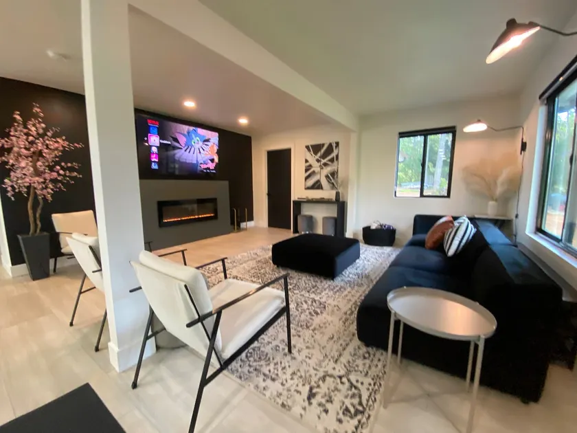 Modern Cozy, Near I-85, WiFi+Deck+Family Friendly - Image 1