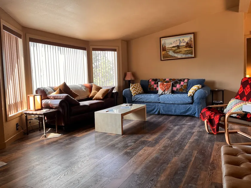Smith Rock Cabin · Sleeps 6 · Pet-Friendly - Image 1