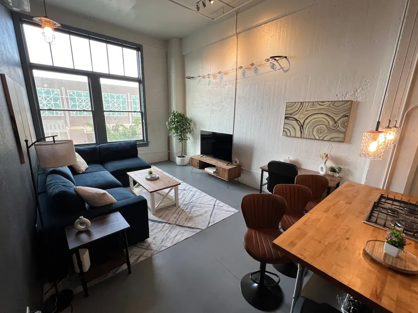 Central Downtown 2BR Loft (King & Queen Bed) - Image 1