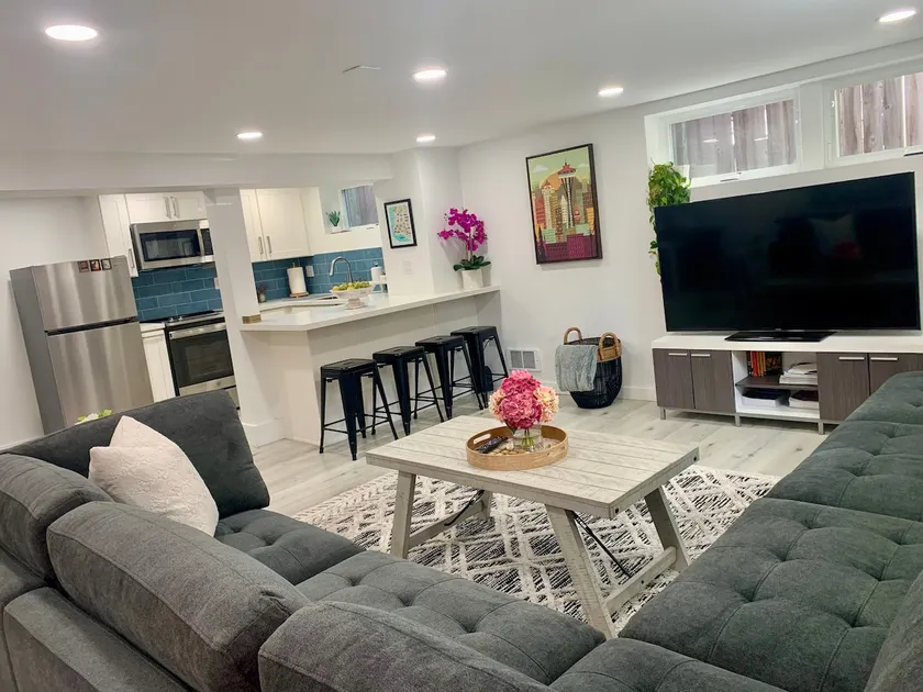 Best Location- Walk Everywhere! + Free Parking - Image 1