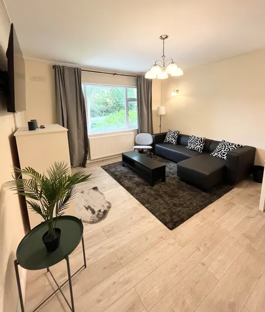Stylish 2BR Flat | Minutes to Manchester Centre - Image 1