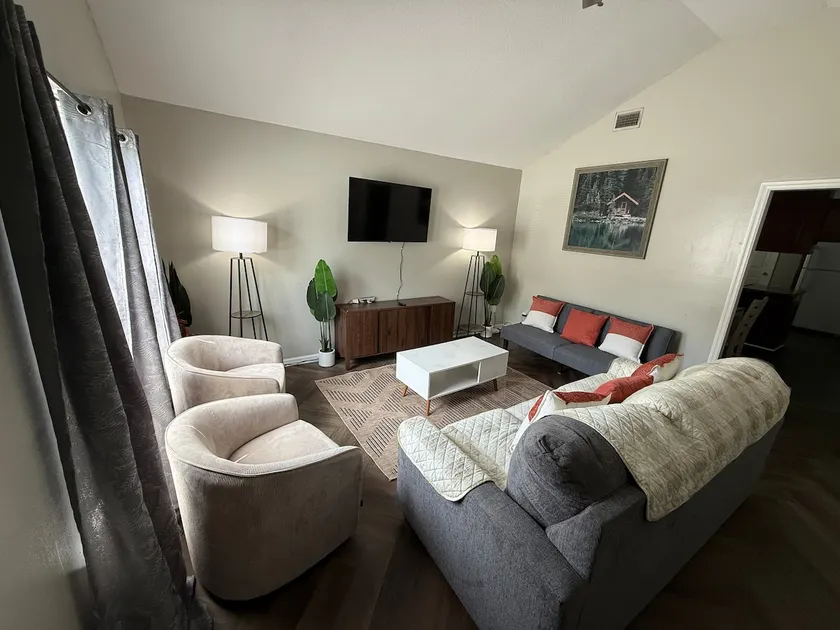 Spacious Family Home – Sleeps 10, Near VSU & Moody - Image 1