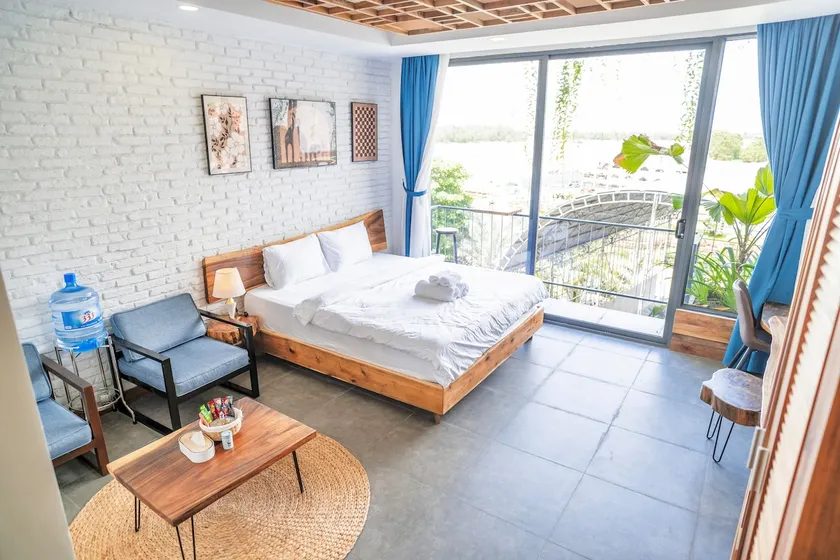 304MSNK Luxe Studio with Balcony and Kitchen - Image 1