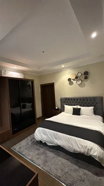 Apartment with a bedroom and a large, distinctive living room - Image 1