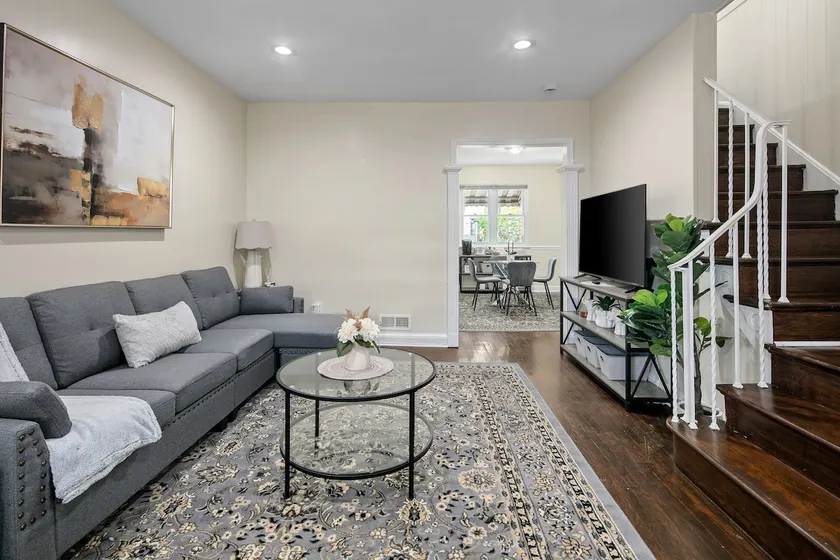 2 Off Street Parking | 10 min Walk 2 Metro | 3 BR - Image 1