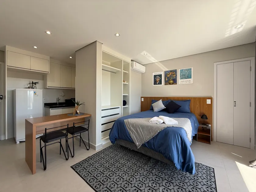 Flat 103: Central Location, Modern and Cozy - Image 1