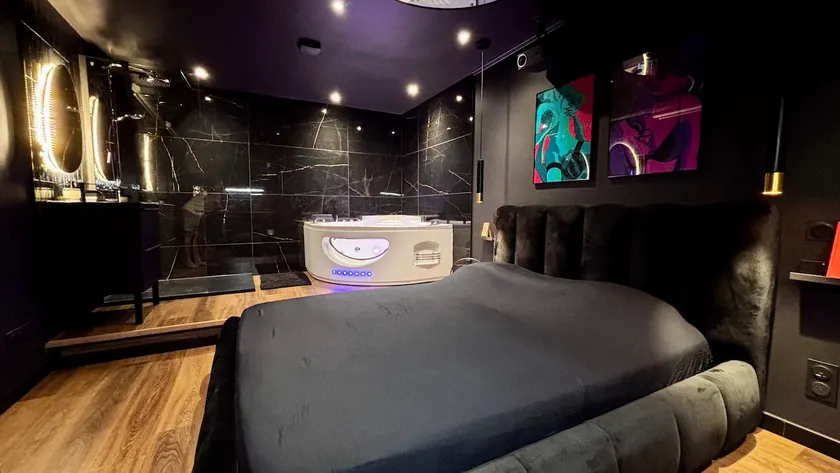 Love Room · Private Jacuzzi & Night Games - Image 1