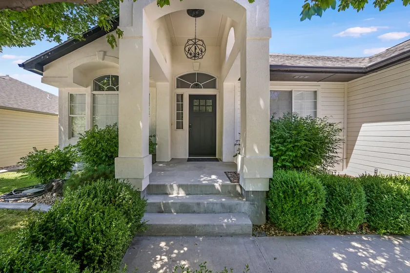Luxury Home near Canyon & shopping. With HOT TUB - Image 1