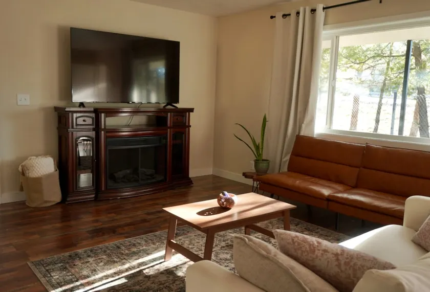 Cozy 2BR • Near I-5 & Mt. Shasta - Image 1