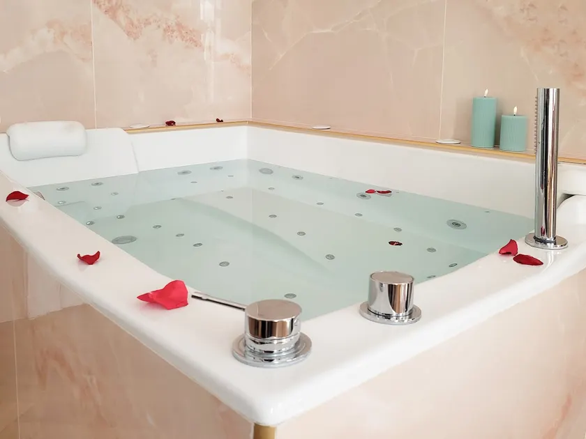 L'Instant – City Center – Jacuzzi - Image 1