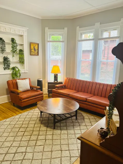 Mid-Mod on Market | Style on a Budget. Sleeps 5-7 - Image 1
