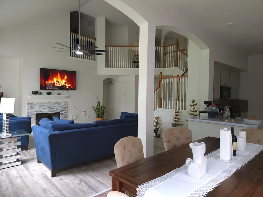 Luxe 4BR Lake Retreat •15 Min to IAH & 20 Downtown - Image 1